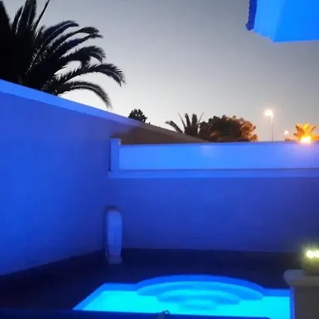 Serene Oasis: Private Pool With Hot Tub And Modern Comforts Villa