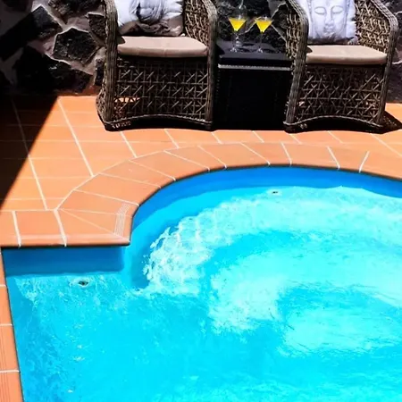 Serene Oasis: Private Pool With Hot Tub And Modern Comforts Corralejo